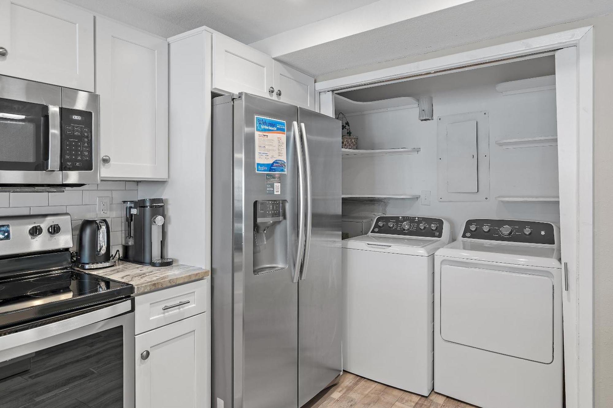 Shoreline Towers 1114 Apartment *
